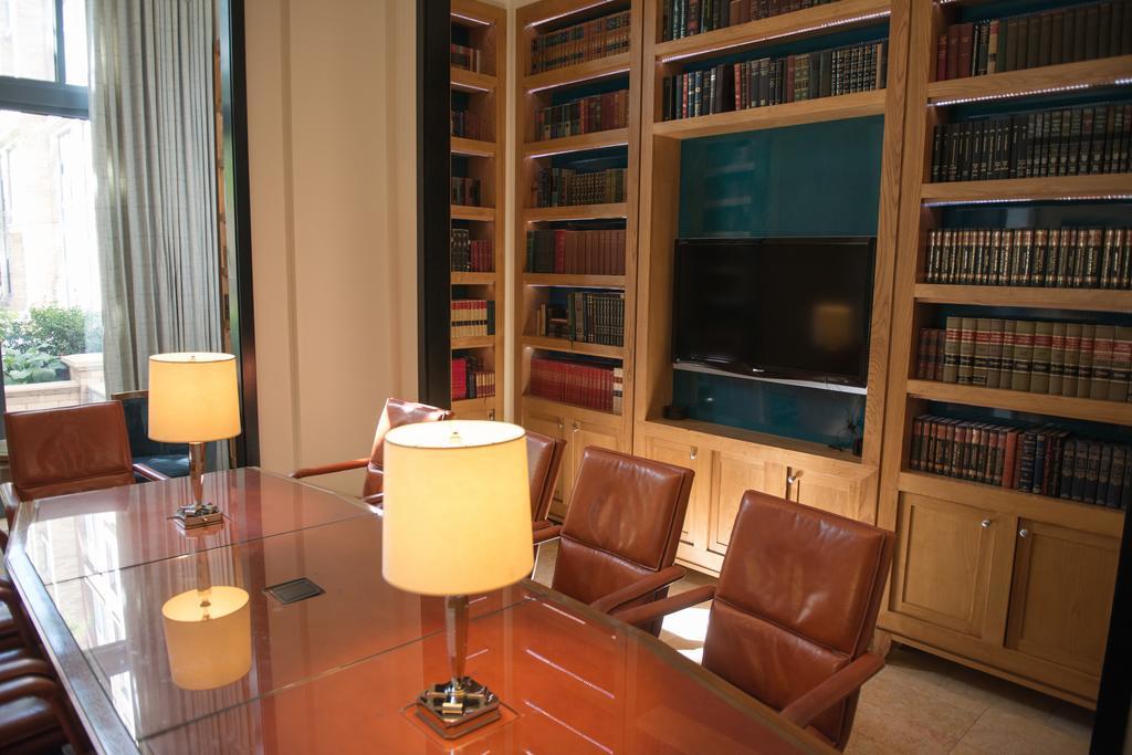 Crystal Quarters Corporate Housing At The Gramercy Arlington Chambre photo