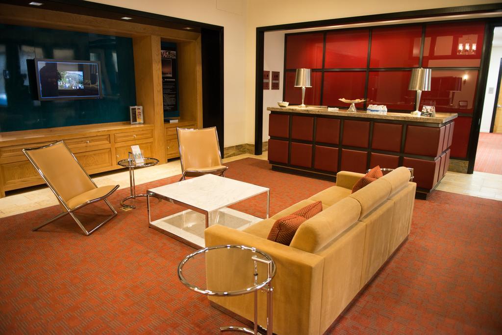 Crystal Quarters Corporate Housing At The Gramercy Arlington Chambre photo