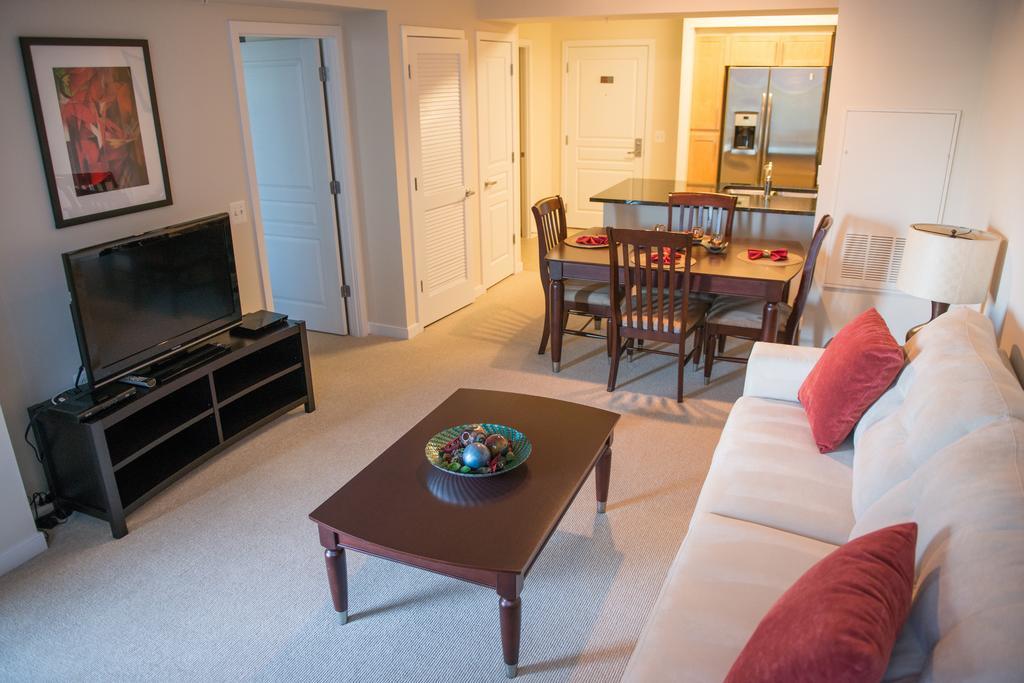 Crystal Quarters Corporate Housing At The Gramercy Arlington Chambre photo