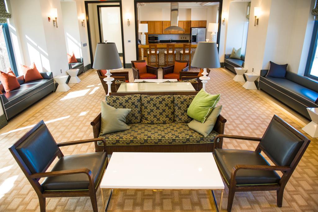 Crystal Quarters Corporate Housing At The Gramercy Arlington Chambre photo